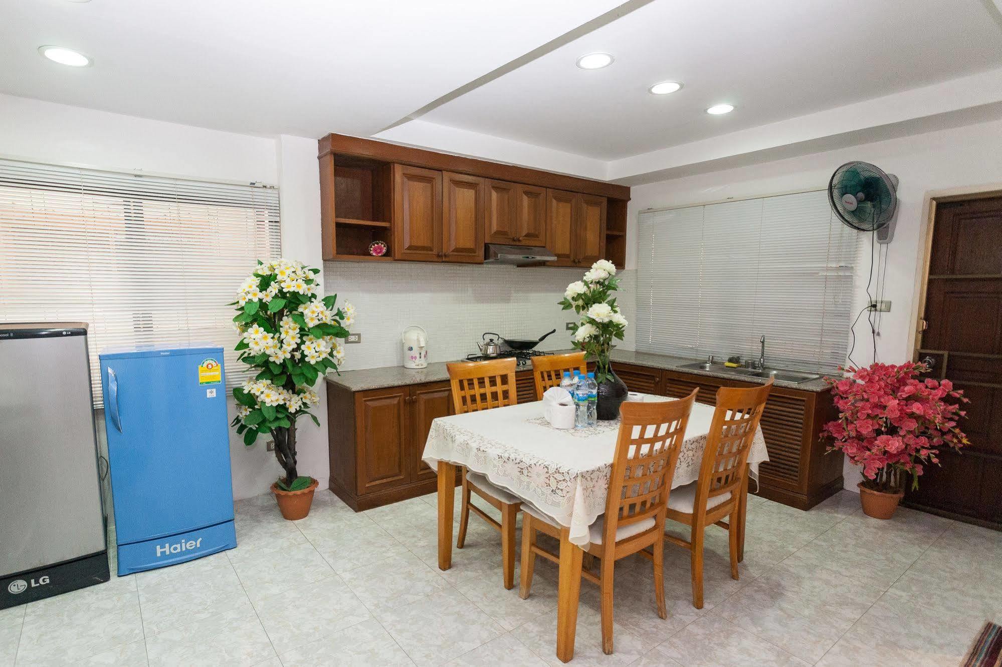 Eriksson Guesthouse Patong Екстериор снимка