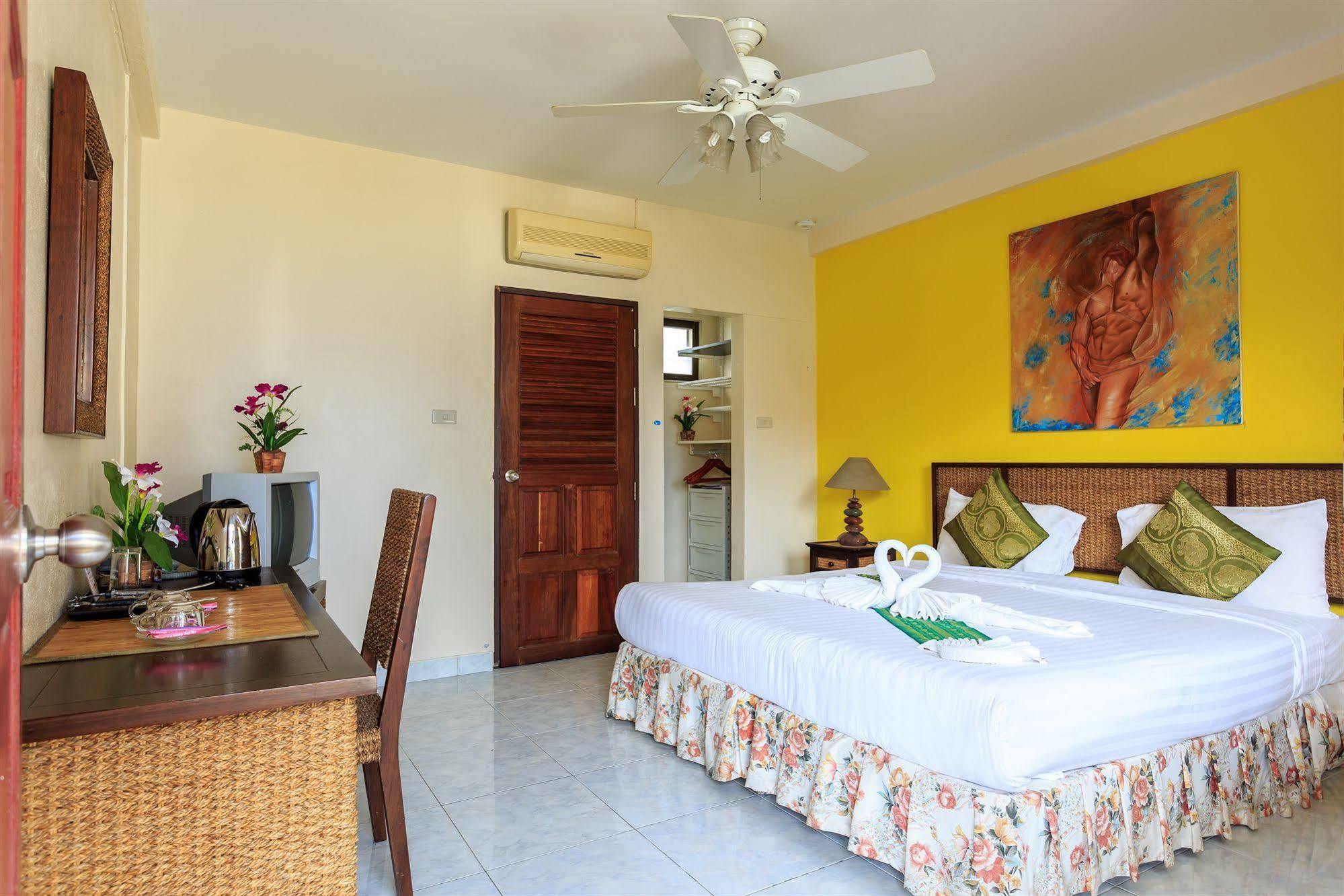 Eriksson Guesthouse Patong Екстериор снимка